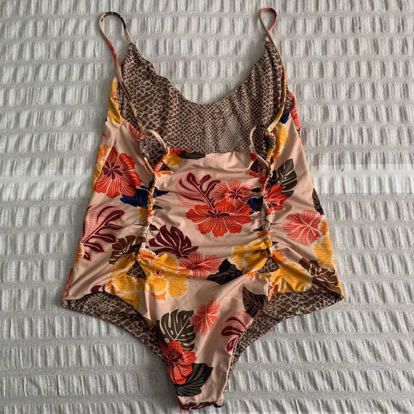 Acacia Retro Paradise Banyans